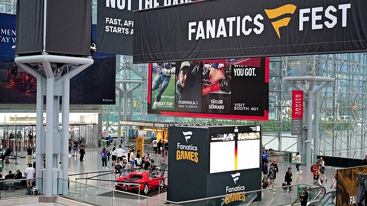 Crowds and celebrity moments on the floor of Fanatics Fest